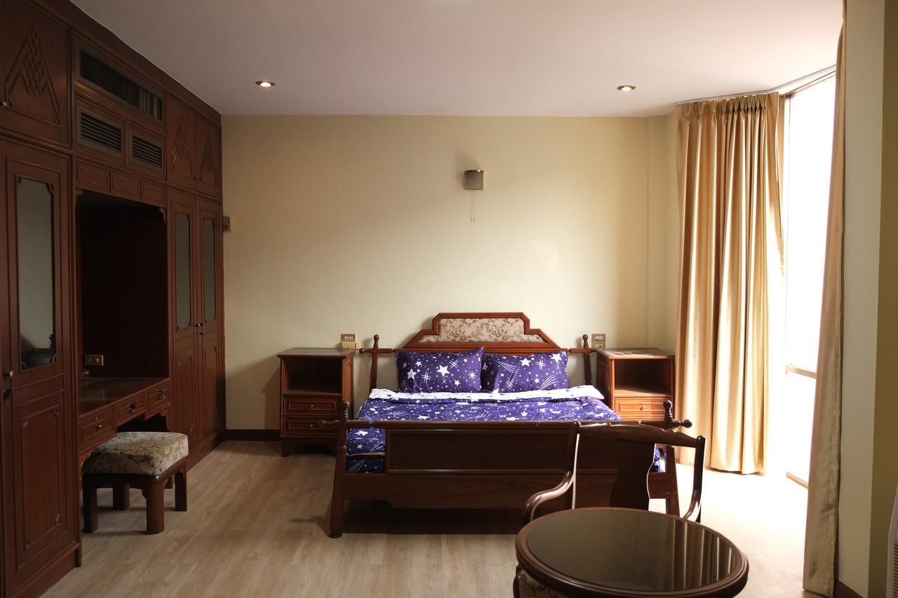 Nakhon Ramkhamhaeng Hostel *